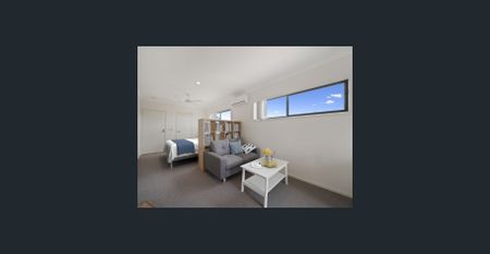 MODERN, FULLY FURNISHED, STUDIO APARTMENT - Photo 2