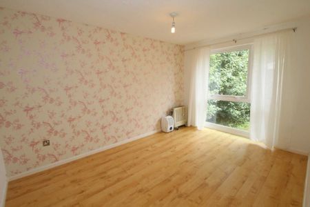 2 bed Flat for rent - Photo 2