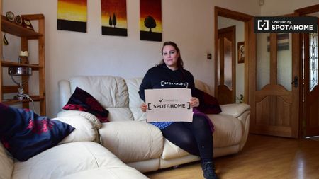 Light room in 4-bedroom apartment in Dublin - Photo 5