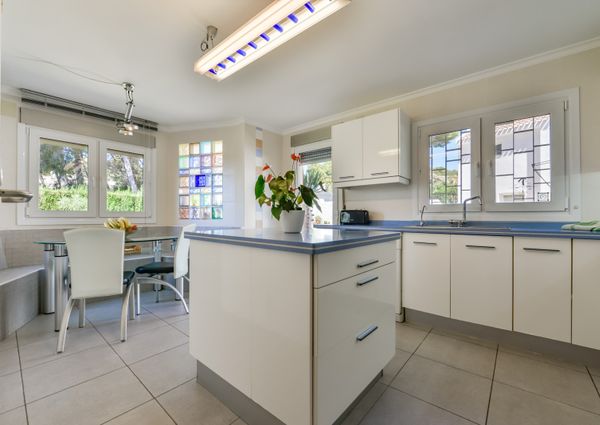 FOR RENT VILLA MORAIRA with 4 bedrooms for LONG TERM NEAR THE BEACH AND THE CITY