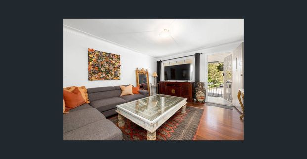 Under Contract - Renovated Duplex Near Cafés, Cinemas & Shops - Photo 1