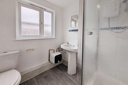 3 bedroom flat to rent - Photo 4