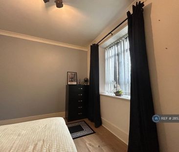 1 bedroom in a flat share to rent - Photo 4