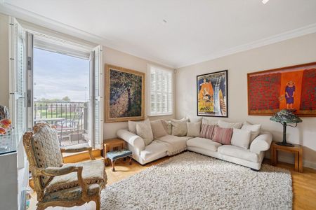 A bright and well-presented apartment with a private balcony, generous reception space and allocated off-street parking. - Photo 2