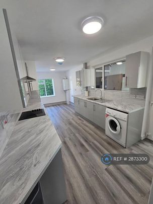 4 bedroom detached house to rent - Photo 1
