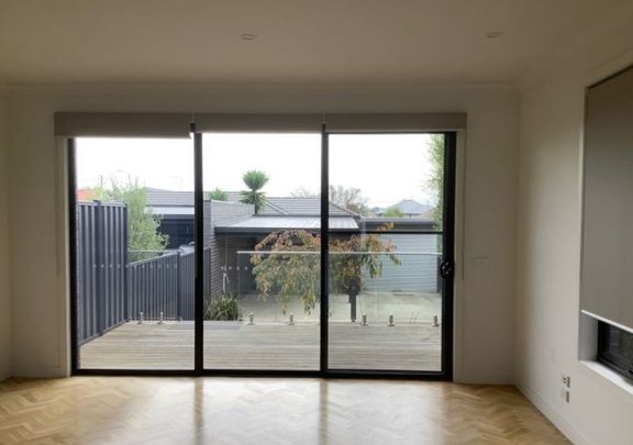 STUNNING TOWNHOUSE. - Photo 1