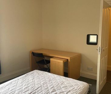 4 bedroom terraced house to rent - Photo 3