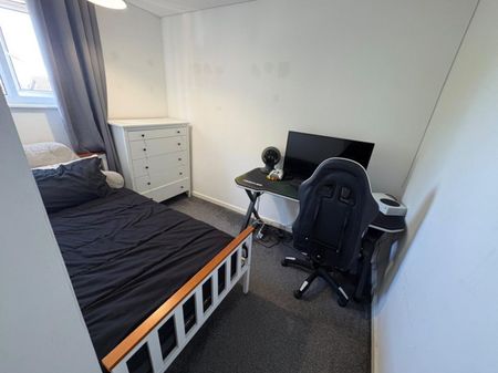 3 bed Town House - To Let - Photo 2