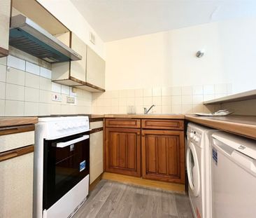 1 Bedroom Flat - Purpose Built To Let - Photo 2