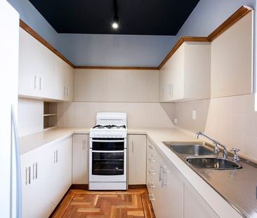 Secure 1 bedroom unit with city views - Photo 4