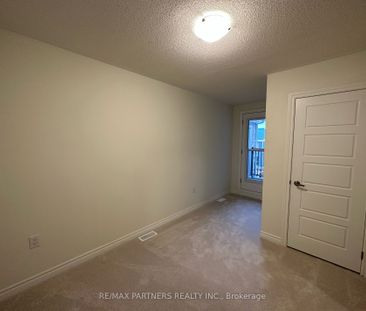 Townhouse For Lease | N8119704 - Photo 2