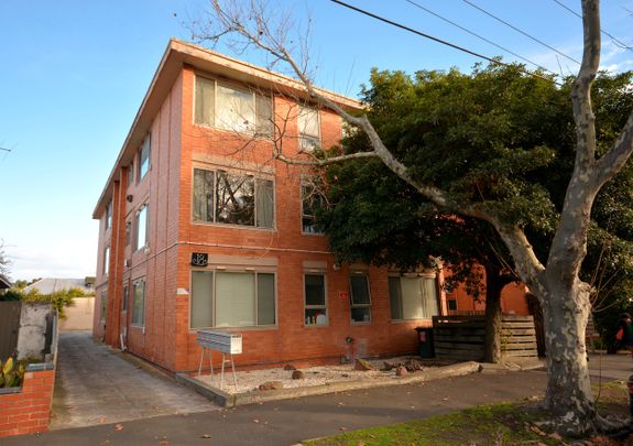 Bright & Leafy One-Bedroom Apartment in Prime St Kilda East Location - Photo 1