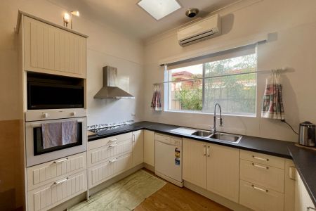 Contemporary Comfort and Convenience in One - Photo 4