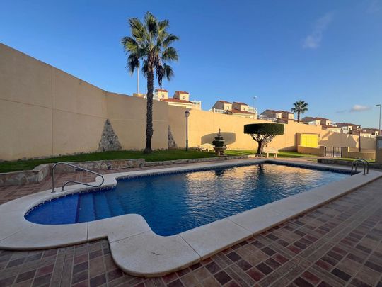 Alquiler de piso en Carretera San Miguel de Salinas, 12 - Photo 1