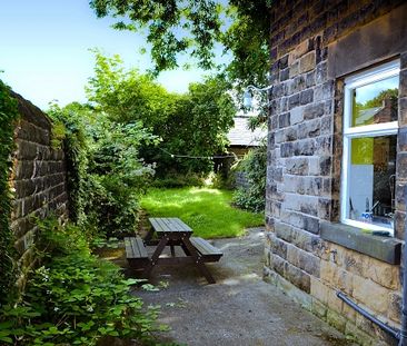 Huge 6 Bedroom Student Property Opposite Collegiate Campus! - Photo 1