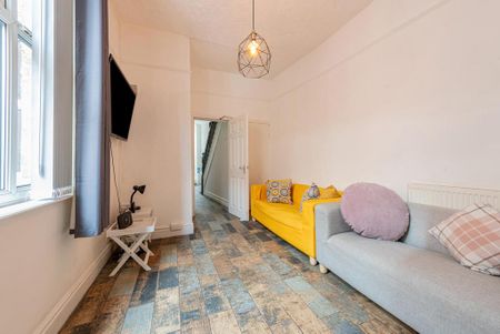 1 bedroom in a house share to rent - Photo 2