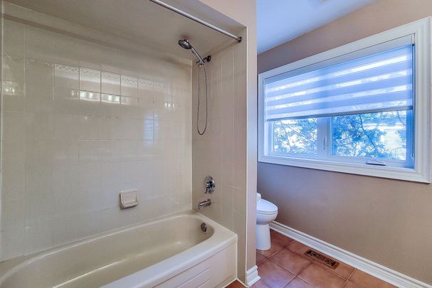 For Lease - 2427 Erin Centre Boulevard, Mississauga, Ontario - Photo 1