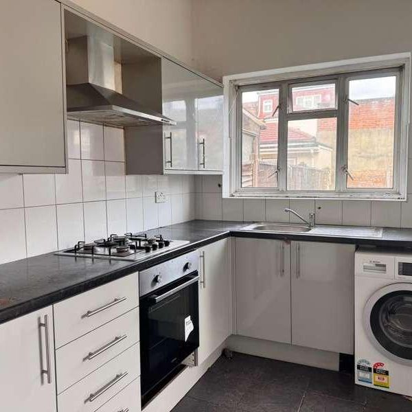 Audley Gardens, Ilford, IG3 - Photo 2