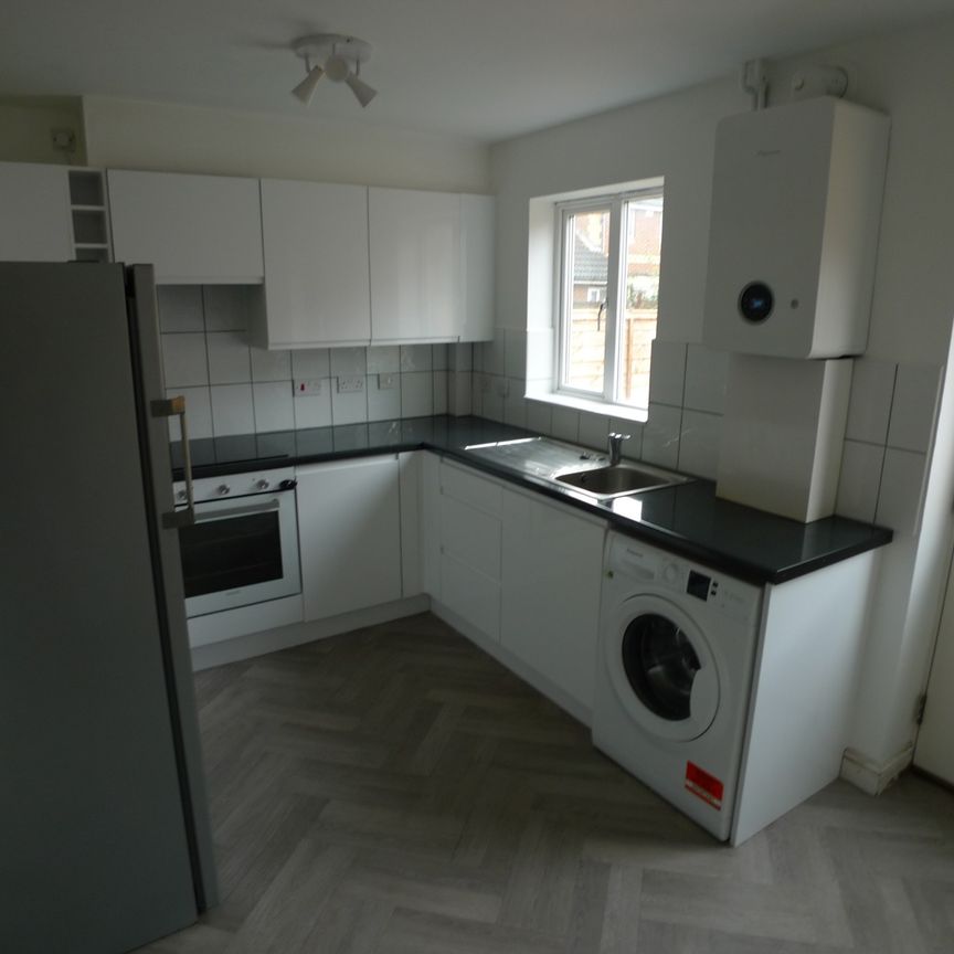 Two Bedroom Terraced House with Garden for Rent in West Thamesmead, SE28 - Photo 1