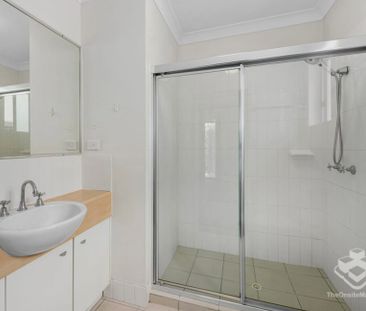 Spacious Apartment in a Peaceful Leafy Setting – Prime Ashgrove Loc... - Photo 5