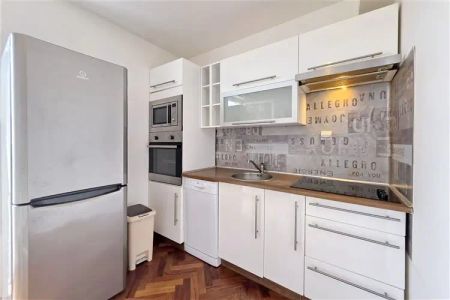 Kompletně zařízený byt 2+kk (balkón s výhledem) v posledním patře domu v Máchově ulici na Vinohradech, ihned k nastěhování - Fotografie 4
