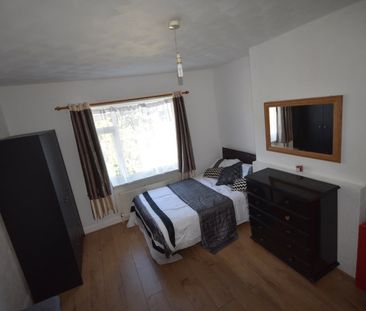 4 Bed Semi-Detached House, Honeysuckle Road, SO16 - Photo 2