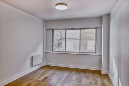 3455 Aylmer — 1 Bedroom - unit 207 - Photo 2