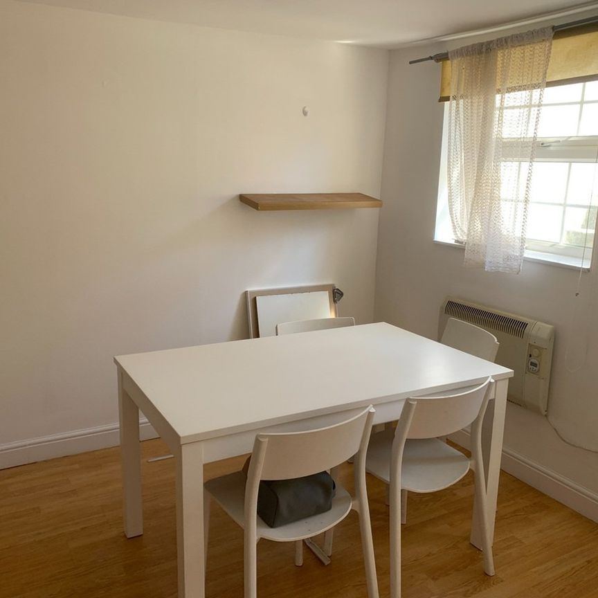 2 Bed Flat, William Street, RG1 - Photo 1