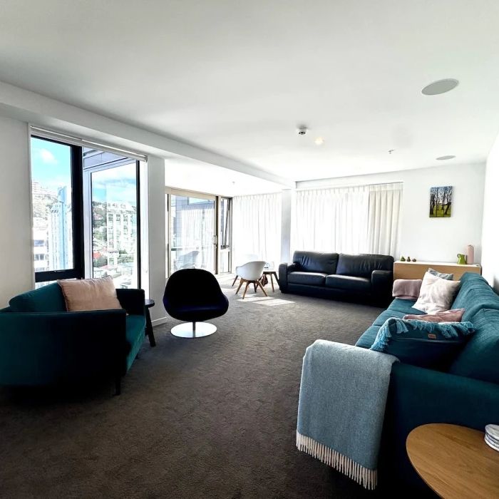 A light-filled penthouse retreat with west-facing sun and panoramic views in central Te Aro. - Photo 1