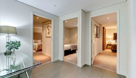 This luxury apartment comprises spacious living(125 Sq.Metres) and entertaining space with a beautiful, large reception/dining room with great views overlooking the canal and the pocket park. EPC Rating B | Council Tax Band G - Photo 2