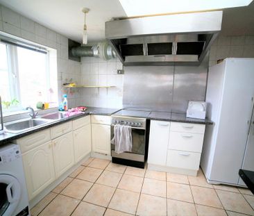 4 bedroom end of terrace house to rent - Photo 3