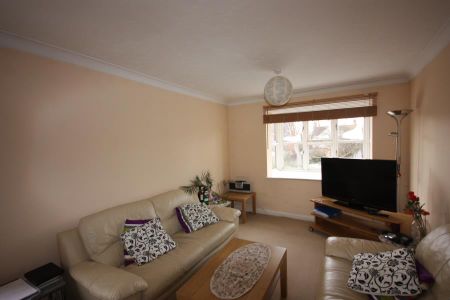 Mangles Road, Guildford - 1 bedroomProperty for lettings - Seymours - Photo 3