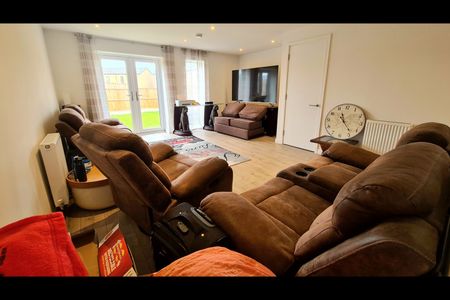 3 Bed Terraced House, Ribot Walk, M6 - Photo 3