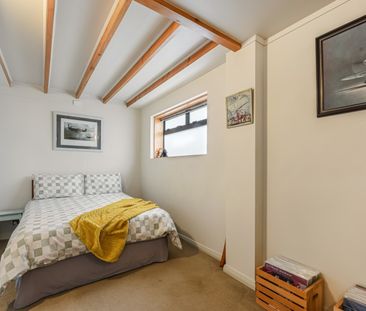 Fabulous 3 Bed 2 Bath Urban City Living - Photo 3