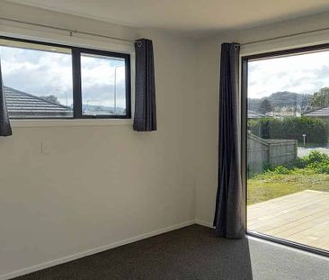 Modern, warm 4BR Home in Tuakau w/ Deck - Photo 1