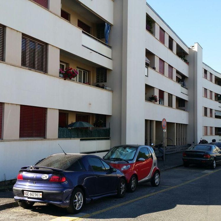 Charmant appartement de 4 pièces de 64m2, disposé comme suit: hall d'entrée distribuant sur deux chambres, une cuisine agencée et équipée, une salle-de-bains avec baignoire, WC séparés. Le salon donne sur un spacieux balcon. Une place de parking complète - Photo 2