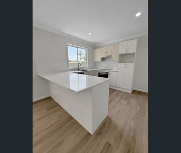 Brand New 2-Bedroom Cabin with Leafy Outlook & Private Access - Photo 2