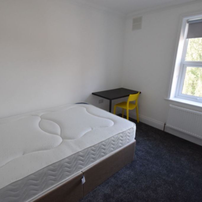 6 Bedroom House To Rent in Winton - £3,120 pcm Tenancy Info - Photo 1