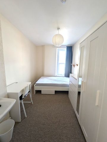 5 Bed Terraced House, Gloucester Road, BS7 - Photo 2