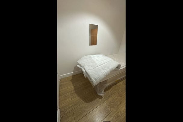 Room in a Shared House, Melrose Avenue, NW2 - Photo 1