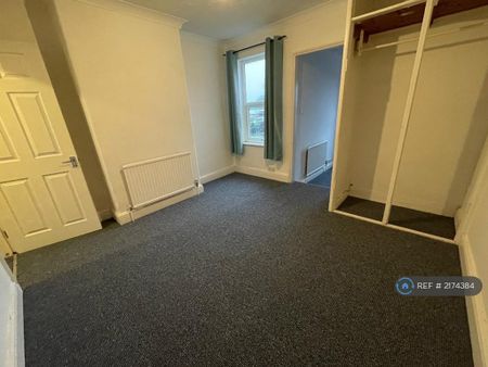3 bedroom end of terrace house to rent - Photo 3