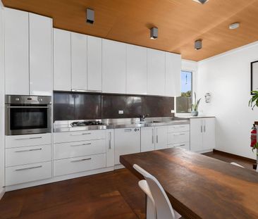 Bay views, private sauna and gardens, moments from Pakington Street - Photo 6
