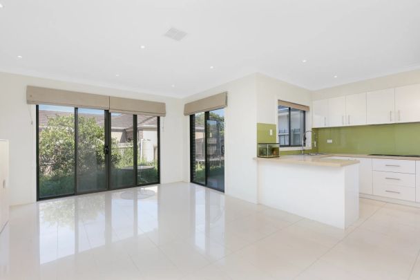 Modern Mentone Living – Stylish 3-Bedroom Townhouse at 5B Avenza Street - Photo 1