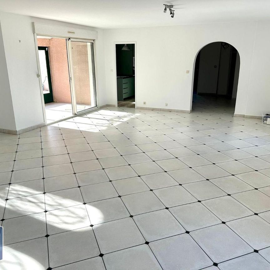 Location Maison 5 pièces 154m² ST JEAN D ILLAC 33127 - Photo 1