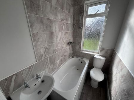 3 bedroom flat to rent - Photo 3