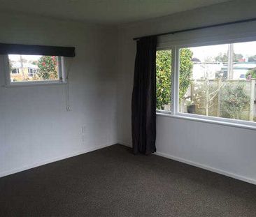 Lovely, redecorated three bedroom home in popular Hillcrest with la... - Photo 4