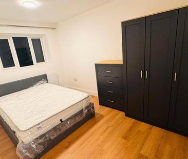 8 bedroom semi-detached house to rent - Photo 5