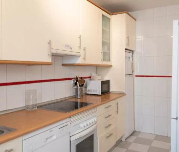 Room in a shared 7-bedroom apartment for rent in Embajadores - Photo 4