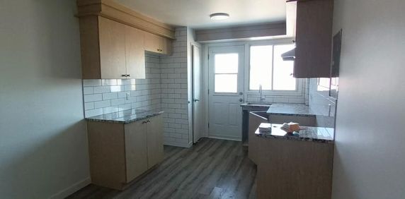 ANJOU 4 1/2 RÉNOVÉ , REPEINT , BIEN SITUÉ - Photo 2