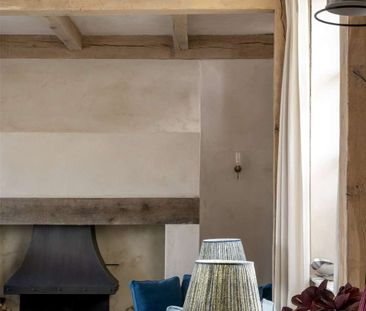 A stunning Grade II-listed barn conversion with beautifully imagine... - Photo 3